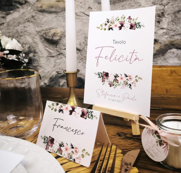 Tavolo vintage con quattro segnaposto per matrimoni | Vettore Gratis