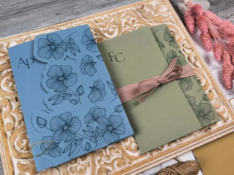 TULIPANI. Partecipazione intagliata, con tulipani e iniziali degli sposi